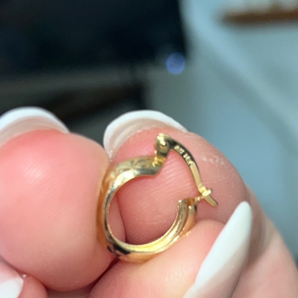 Elegant 14k Gold Small Hoop Earrings - Picture 2 of 7